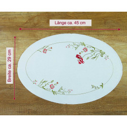 Ovales Tischset mit Maßen ca. 45 cm Länge und 29 cm Breite, verziert mit floraler Stickerei in Rot und Grün.