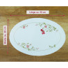 Ovales Tischset mit Maßen ca. 45 cm Länge und 29 cm Breite, verziert mit floraler Stickerei in Rot und Grün.