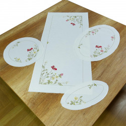 Set aus 4 weißen Platzsets mit floraler Stickerei in Rot und Gelb auf Holzgrund für die Heimtextilien-Deko.