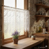 Moderne Plauener Spitzengardine Malu in 35 cm Höhe in naturweiß an einem Küchenfenster aus Holz.