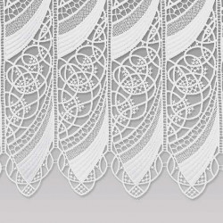 Detailbild der Plauener Spitzengardine Malu in 55 cm Höhe in cremeweiß auf einem grauen Hintergrund.