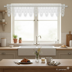 In der Küche am Fenster: Transparente Kurzgardine aus weißer Plauener Spitze im gemütlichen Landhausstil. 15 cm hoch