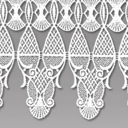 Detailaufnahme feiner Plauener Spitze in Weiß mit filigranem Muster für hochwertige Kurzgardinen.