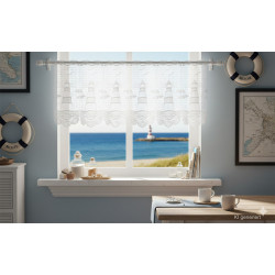 Im maritimen Zimmer dekoriert: Transparente Scheibengardine Leuchtturm aus weißer Plauener Spitze am Fenster.