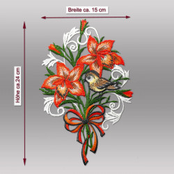 Gesticktes Fensterbild Plauener Spitze mit Lilienstrauß und Vogel, Maße ca. 24 x 15 cm als Heimtextil.