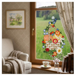 Fensterbild Eierkorb mit Blaumeise an einem Holzfenster dekoriert.