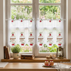 Modern bestickte Küchengardine Kirsch-Cupcake in 40 cm Höhe an einem schönen Fenster mit einer freundlichen Dekoration.