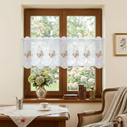 Hochwertiger Stickerei-Kurzstore Schmetterlinge  35 cm hoch an einem Holzfenster in einem Esszimmer.