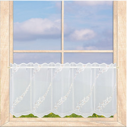 Die Plauener Spitze Kurzgardine Ayda in 30 cm Höhe mit moderne Ranken-Stickerei in Weiß-Hellbraun wurde hier an ein helles Holzfenster dekoriert.
