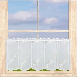 Die Plauener Spitze Kurzgardine Ayda in 30 cm Höhe mit moderne Ranken-Stickerei in Weiß-Hellbraun wurde hier an ein helles Holzfenster dekoriert.