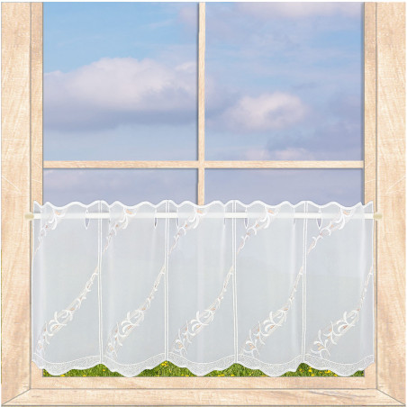 Die Plauener Spitze Kurzgardine Ayda in 30 cm Höhe mit moderne Ranken-Stickerei in Weiß-Hellbraun wurde hier an ein helles Holzfenster dekoriert.