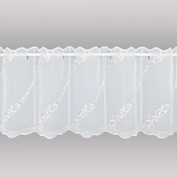 Die Plauener Spitze Kurzgardine Ayda in 30 cm Höhe mit moderne Ranken-Stickerei in Weiß-Hellbraun wurde hier mit einem grauen Hintergrund dargestellt.