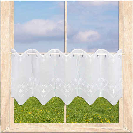 Die Kurzgardine Mila in 30 cm Höhe wurde an ein helles Fenster dekoriert.