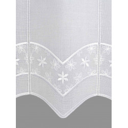 Auf diesem Bild ist die untere Stickereikante mit kleinen Blümchen zu sehen.