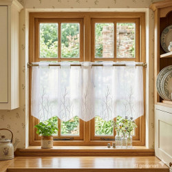 Modern bestickte Bistrogardine Alina 35 cm hoch an einem Holzfenster in der Küche.