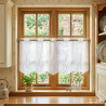 Modern bestickte Bistrogardine Alina 35 cm hoch an einem Holzfenster in der Küche.