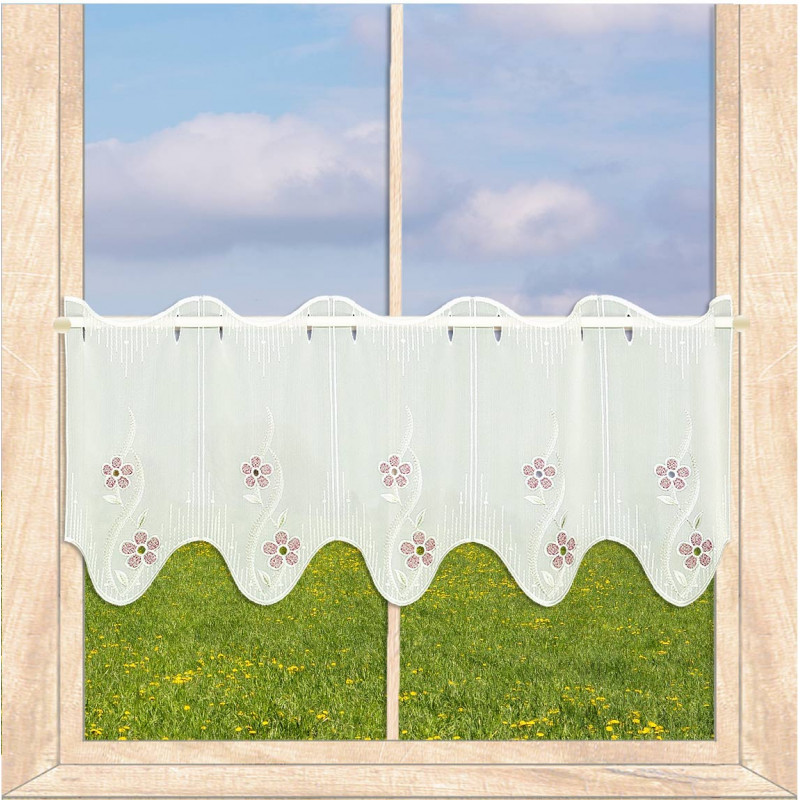 die sektfarbene Scheibengardine, bestickt mit roten Blüten in 30 cm Höhe an einem hellen Holzfenster