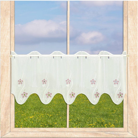 die sektfarbene Scheibengardine, bestickt mit roten Blüten in 30 cm Höhe an einem hellen Holzfenster