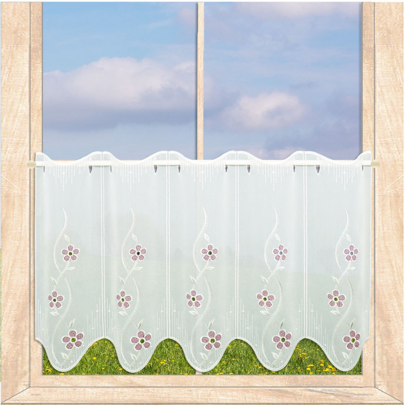 die sektfarbene Scheibengardine, bestickt mit roten Blüten in 45 cm Höhe an einem hellen Holzfenster