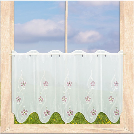 die sektfarbene Scheibengardine, bestickt mit roten Blüten in 45 cm Höhe an einem hellen Holzfenster