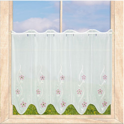 die sektfarbene Scheibengardine, bestickt mit roten Blüten in 55 cm Höhe an einem hellen Holzfenster