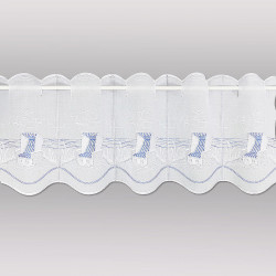 Maritime Stickerei-Scheibengardine Am Meer in blau-weiß 30 cm hoch auf grauem Hintergrund.