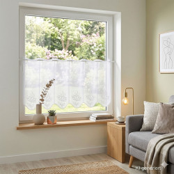 Die Kurzgardine Alegra mit Blütenstickerei in weiß-silber-taupe  in 55 cm Höhe wurde an ein sonnendurchflutetes Wohnzimmerfenster dekoriert.