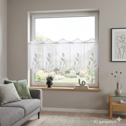 Moderne Stickerei-Kurzgardine Alexis in 30 cm Höhe an einem sonnendurchfluteten Holzfenster in einem moderne Wohnzimmer dekoriert.