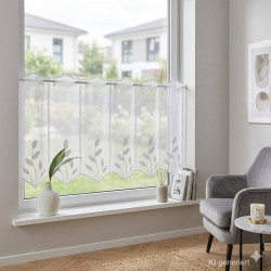 Moderne Stickerei-Kurzgardine Alexis in 55 cm Höhe an einem sonnendurchfluteten Holzfenster in einem moderne Wohnzimmer dekoriert.