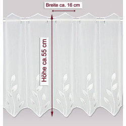 Moderne Stickerei-Kurzgardine Alexis in 55 cm Höhe auf grauem Hintergrund mit Massangaben.