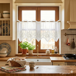 Kurze Scheibengardine über der Küchenspüle, rustikaler Landhaus-Look mit filigranen Blumenmotiven in Weiß-Grün.