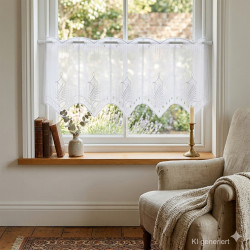 Weiße Plauener Spitze Kurzgardine (30 cm) im Landhaus-Wohnzimmer, bestickt mit Farn-Motiven, Heimtextilien.