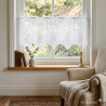 Weiße Plauener Spitze Kurzgardine (30 cm) im Landhaus-Wohnzimmer, bestickt mit Farn-Motiven, Heimtextilien.