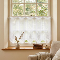 Transparente Bistrogardine aus Plauener Spitze (45 cm Höhe) mit floralem Stick-Design in hellem Ambiente.