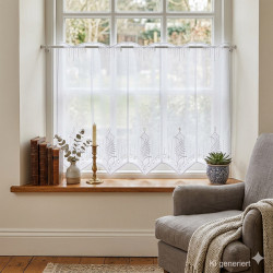 Elegante Fensterdekoration mit 55 cm hoher Plauener Spitze Gardine, Farn-Stickerei, moderner Landhausstil.