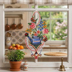 Maritimes Fensterbild Gießkanne aus Plauener Spitze in einer gemütlichen Küche im Landhausstil als Fensterdeko.