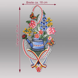 Maße des Fensterbilds Gießkanne aus Plauener Spitze: ca. 35 cm Länge und 18 cm Breite, filigrane Stickerei.
