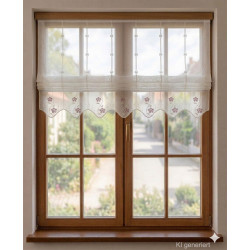 Geraffte Kurzgardine mit Blüten-Motiv und Wellenkante vor hellem Holzfenster für modernen Look.