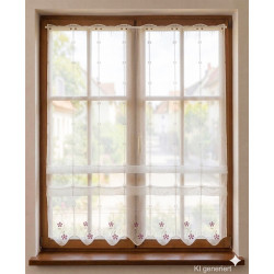 Klassische Scheibengardine mit Plauener Spitze und Blumen-Stickerei in Rot für stilvolle Fensterdekoration.