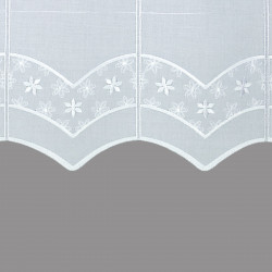 Weiße Kurzgardine mit floraler Stickerei, blickdichtem Stoff und markantem Zackenabschluss in Plauener Spitze.