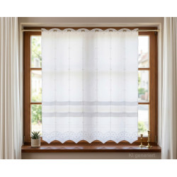 Weiße Scheibengardine Mila im Landhausstil am Holzfenster für eine gemütliche Wohnatmosphäre im Wohnzimmer.