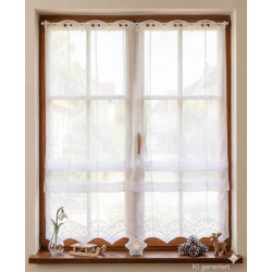 Bistrogardine mit Blumenmuster und Bogensaum, dekoriert mit Winterdeko auf einer Holzfensterbank.