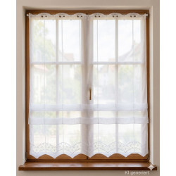 Weiße Scheibengardine aus Plauener Spitze am Fenster montiert, bietet Sichtschutz und elegante Fenstergestaltung.