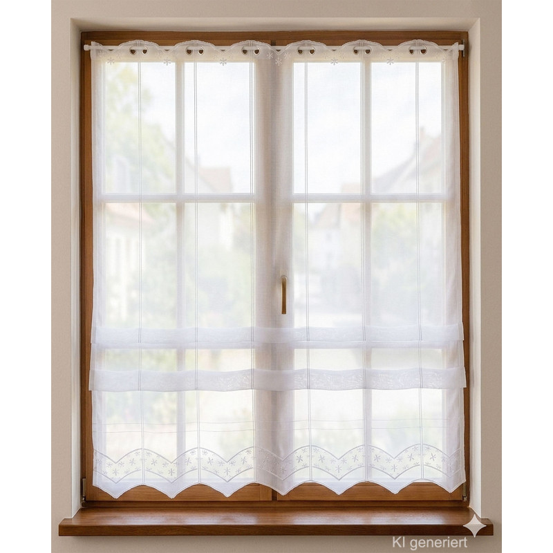 Weiße Scheibengardine aus Plauener Spitze am Fenster montiert, bietet Sichtschutz und elegante Fenstergestaltung.