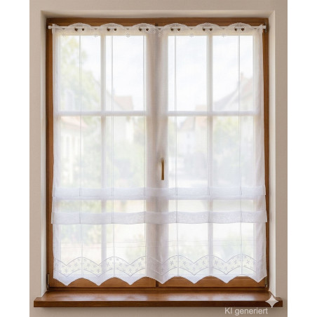 Weiße Scheibengardine aus Plauener Spitze am Fenster montiert, bietet Sichtschutz und elegante Fenstergestaltung.