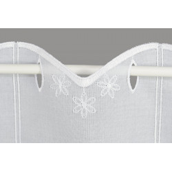 Detail der Aufhängung  Scheibengardine Mila aus weißer Plauener Spitze mit Blumen-Stickerei für edle Fensterdeko