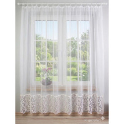 Weißer Store-Vorhang mit Spitze am Fenster im Landhaus-Stil, lichtdurchlässige Heimtextilien für helles Ambiente.