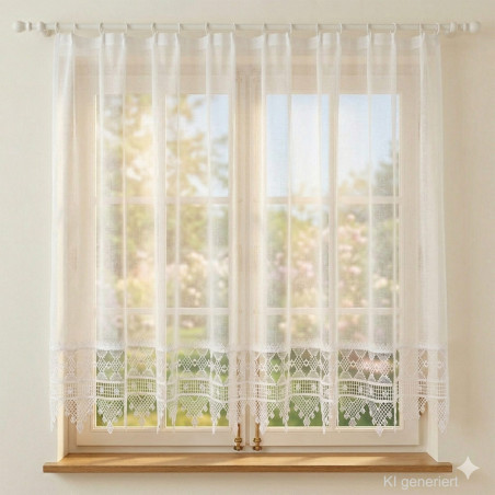Transparenter Store mit breiter Luftspitze und Zickzack-Abschluss, hochwertige Fensterdeko im Landhausstil.