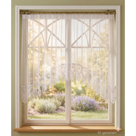 Weißer Bogenstore Bella aus Plauener Spitze mit Wellenkante, elegante Fensterdeko im Landhausstil.