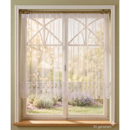 Gerader Store Bella aus weißer Spitze, halbtransparente Gardine mit ornamentalem Abschluss für gemütliches Ambiente.
